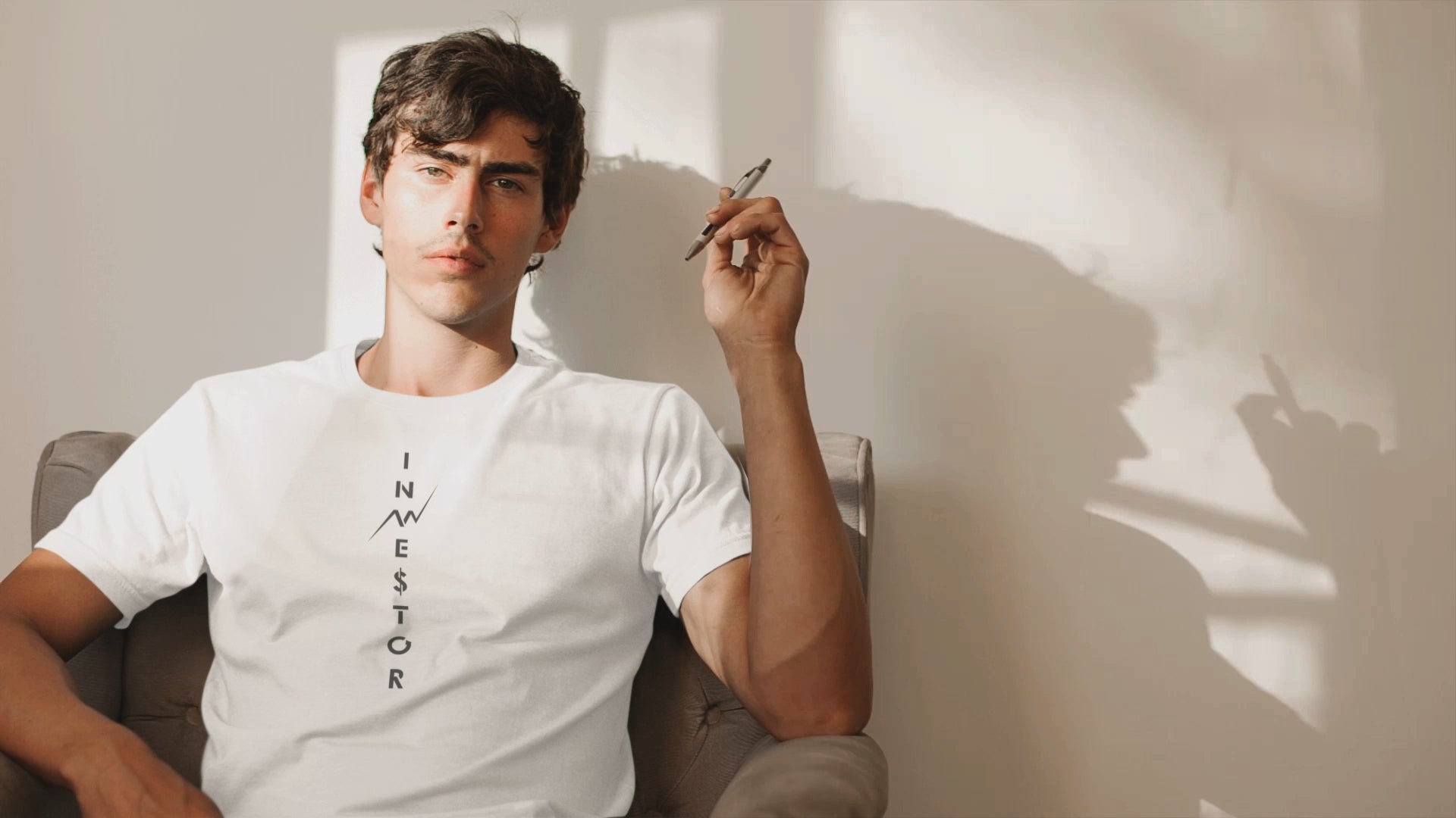 Showcase video featuring the Minimalist Investor T-Shirt — highlighting its clean design, soft fabric, and confident aesthetic for finance and crypto enthusiasts.